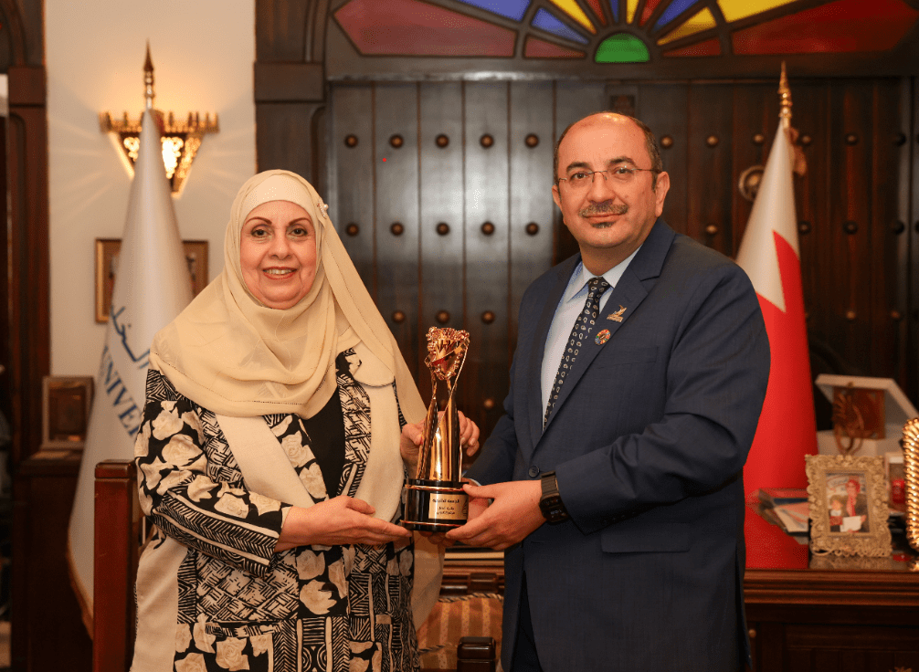 Gulf University Celebrates a Landmark Moment as Prof. Al-Firas Presents the 2025 eGovernment Excellence Award to Prof. Mona Al-Zayani